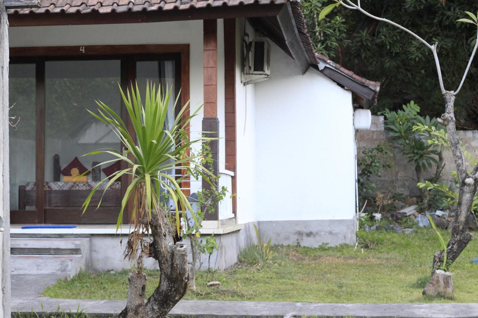 Coconut Beach Bungalows & Warung 2 Amed Екстериор снимка