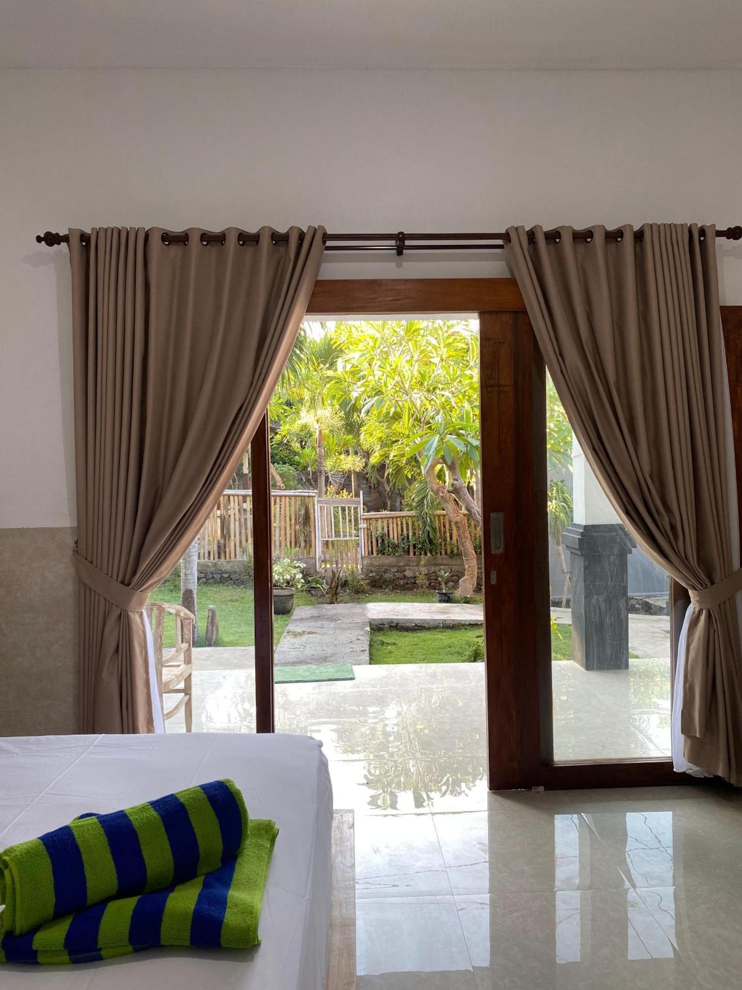 Coconut Beach Bungalows & Warung 2 Amed Екстериор снимка