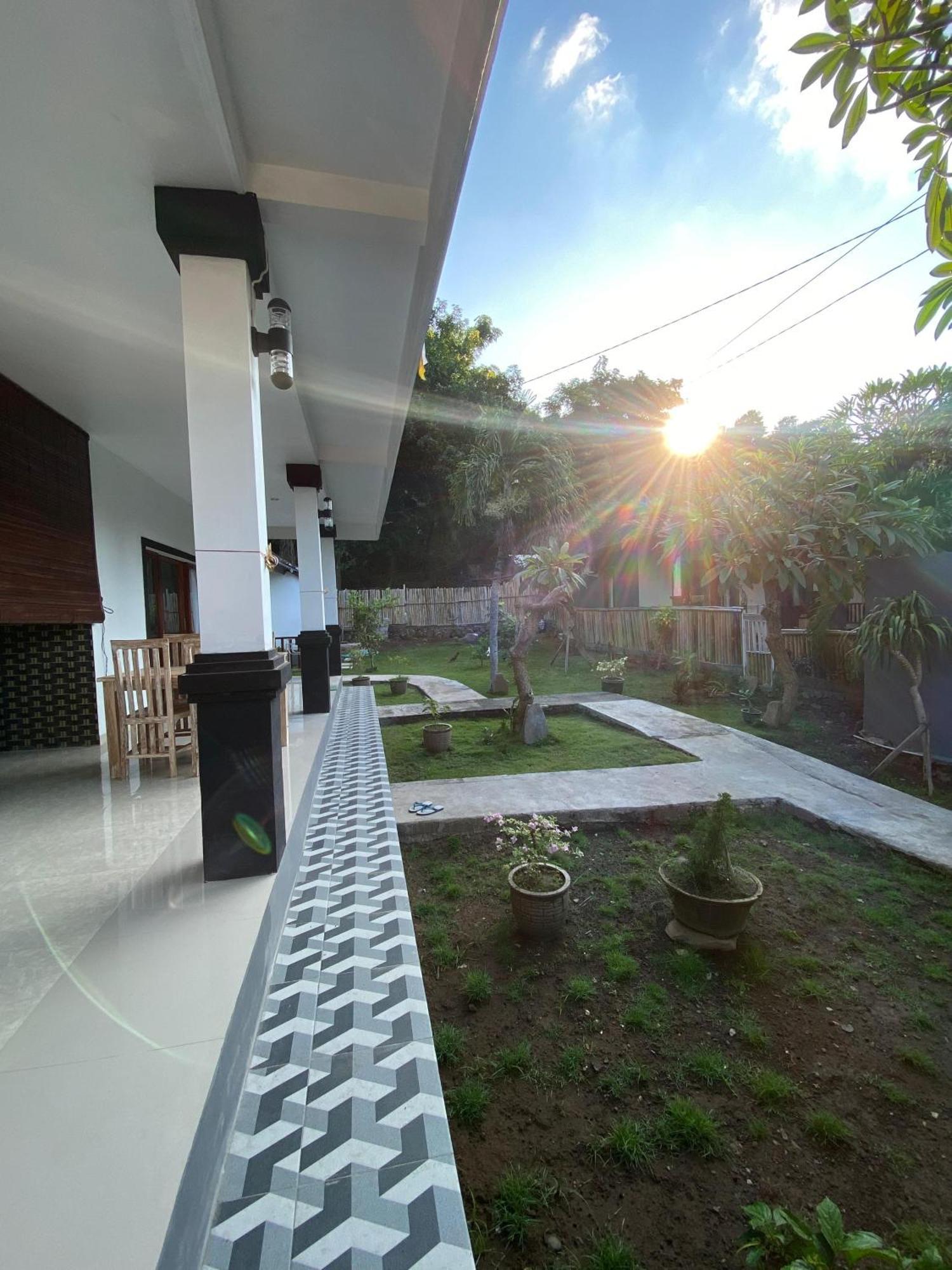 Coconut Beach Bungalows & Warung 2 Amed Екстериор снимка